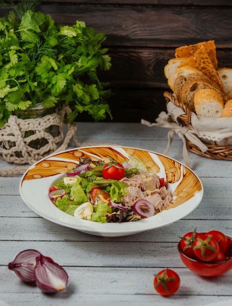 Bezpłatne zdjęcie sałatka z tuńczyka z gotowanymi jajkami, sałatą, zieloną fasolą, pomidorami, cebulą i kukurydzą