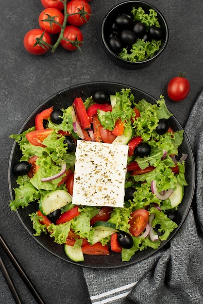 Bezpłatne zdjęcie sałatka z widokiem z góry z serem feta, pomidorami i oliwkami