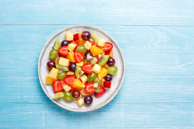 Bezpłatne zdjęcie sałatka ze świeżych owoców i jagód, zdrowe odżywianie.