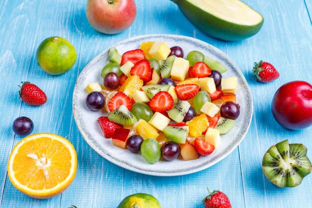Sałatka ze świeżych owoców i jagód, zdrowe odżywianie.