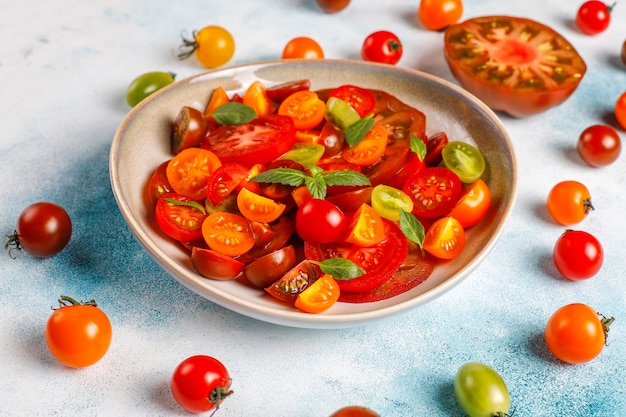 Bezpłatne zdjęcie sałatka ze świeżych pomidorów z bazylią.