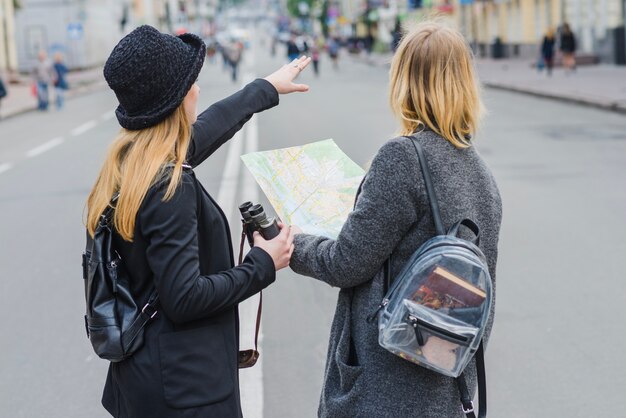 Samice turystów z mapą