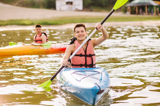 Samiec cieszy się kayaking na jeziorze
