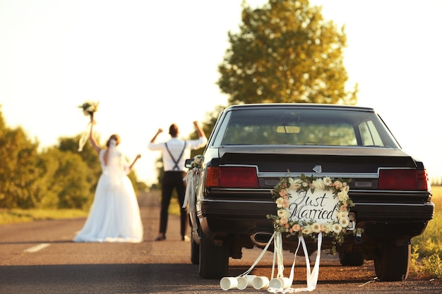 Samochód Z Tabliczką Właśnie Małżeństwo I Szczęśliwa Para