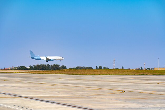 Samolot pasażerski startuje z pasa startowego na lotnisku