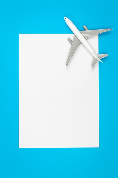 Bezpłatne zdjęcie samolot samolot na niebieskim tle płaskiej przestrzeni kopii