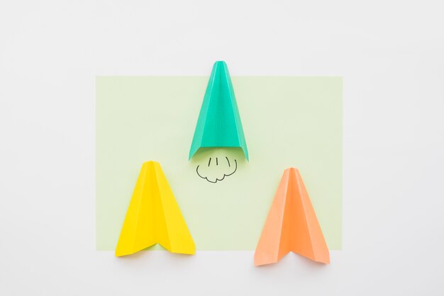 Samoloty zabawkowe wykonane z kolorowych arkuszy papieru