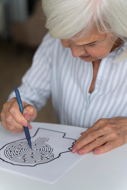 Bezpłatne zdjęcie samotna kobieta w obliczu choroby alzheimera