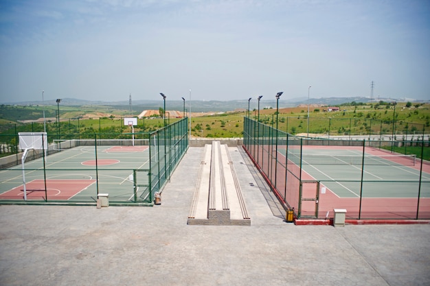 Samotna tenisowy i boisko do koszykówki