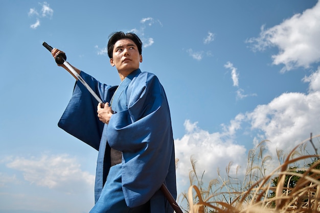 Bezpłatne zdjęcie samuraj z mieczem na zewnątrz
