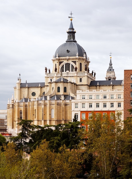 Bezpłatne zdjęcie santa maria la real de la almudena