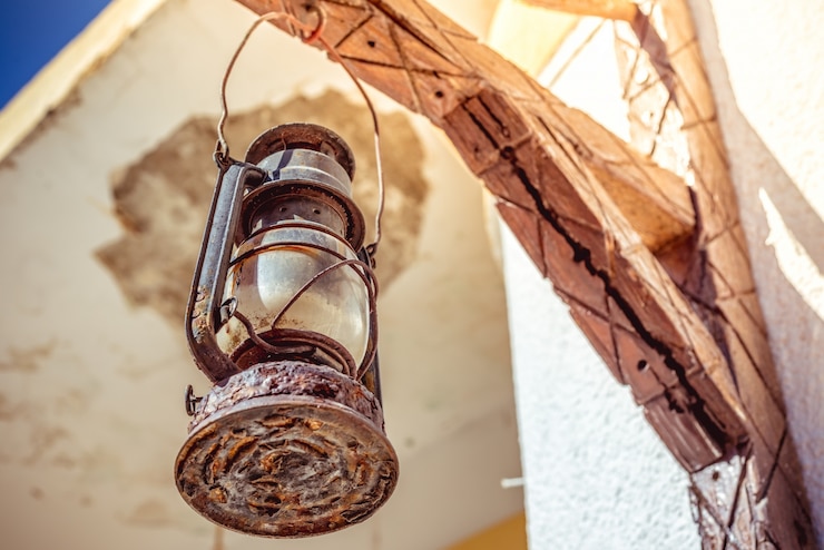 Bezpłatny plik Zdjęcie scena ulicy śródziemnomorskiej. rustykalna lampa