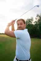 Bezpłatne zdjęcie scena z mężczyzną na polu golfowym
