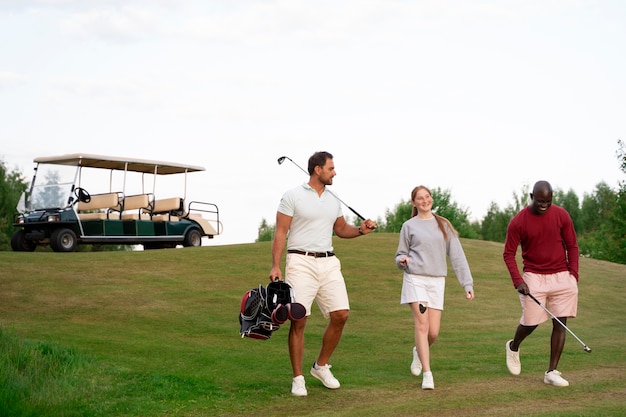 Bezpłatne zdjęcie scena z przyjaciółmi na polu golfowym