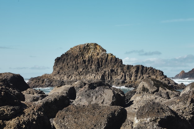 Sceneria skał na wybrzeżu północno-zachodniego Pacyfiku w Cannon Beach w stanie Oregon