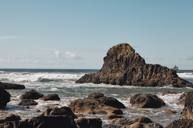 Sceneria skał na wybrzeżu północno-zachodniego Pacyfiku w Cannon Beach w stanie Oregon