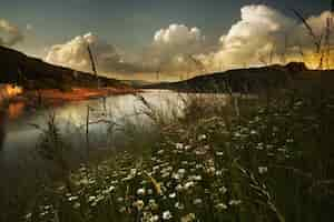 Bezpłatne zdjęcie sceneria zachodzącego słońca nad rzeką ladybower reservoir w derbyshire w anglii