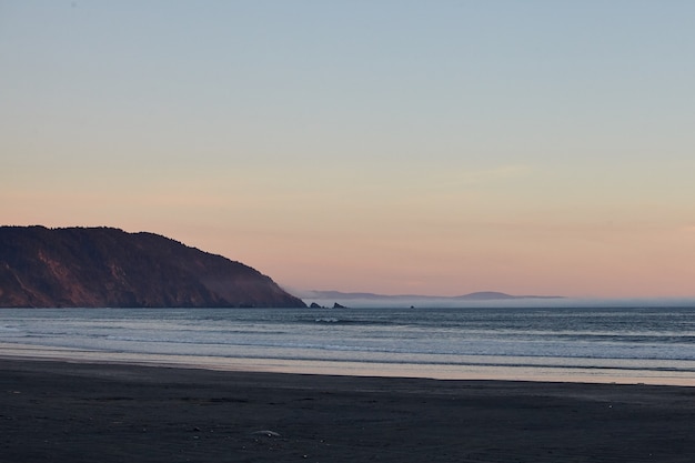 Sceneria zapierającego dech w piersiach zachodu słońca nad Oceanem Spokojnym w pobliżu Eureka w Kalifornii