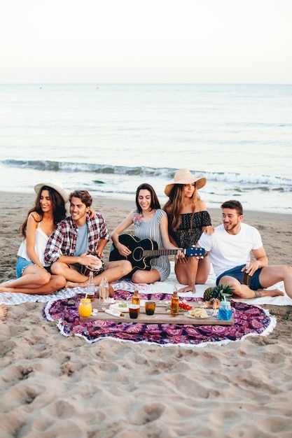 Bezpłatne zdjęcie sceny party na plaży z przyjaciółmi