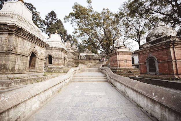 Schody pośrodku małych konstrukcji w świątyni hinduskiej w Nepalu