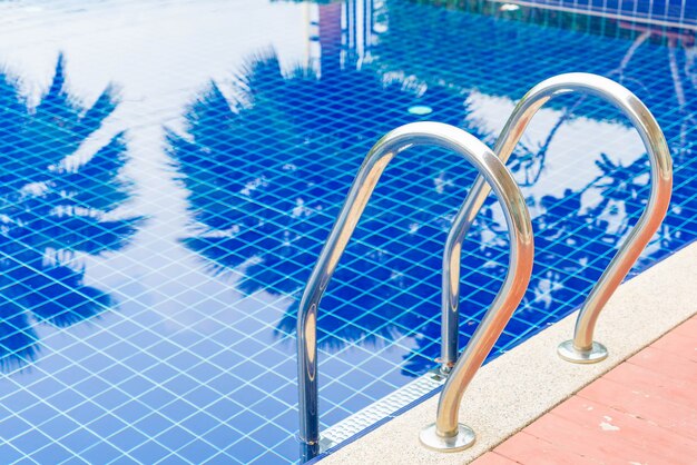 Schody w pięknym luksusowym hotelu basenowym