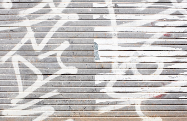 Bezpłatny plik Zdjęcie ściana z białymi graffiti