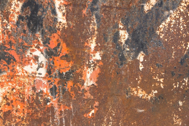 Ściana z brązowymi plamami