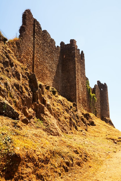 ściany średniowiecznego zamku