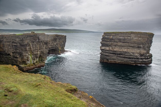 Sea Stack at Downpatrick Head w hrabstwie Mayo w Irlandii w pochmurny dzień