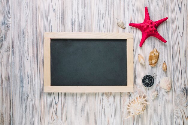 Seashells i kompas blisko chalkboard