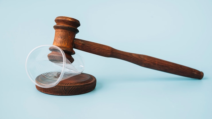 Bezpłatny plik Zdjęcie sędzia młotek na plastikowym kubku