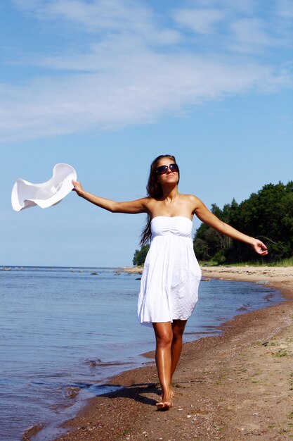 Seksowna i piękna kobieta na plaży