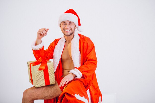Seksowny Santa mężczyzna odizolowywający na białym tle