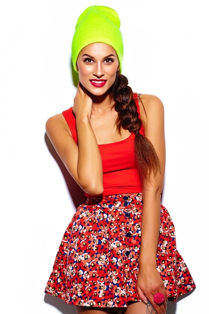 seksowny stylowy model piękna młoda kobieta z czerwonymi ustami w lecie jasny kolorowy hipster materiał w żółtej czapce
