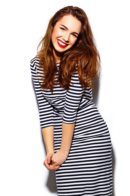 seksowny stylowy piękny młody szczęśliwy uśmiechnięta kobieta model z czerwonymi ustami w sukience zebry