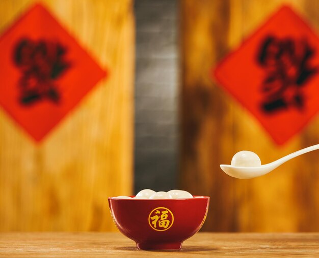 Selektywne skupienie puddingu klejowego w czerwonej misce - koncepcja chińskiego nowego roku
