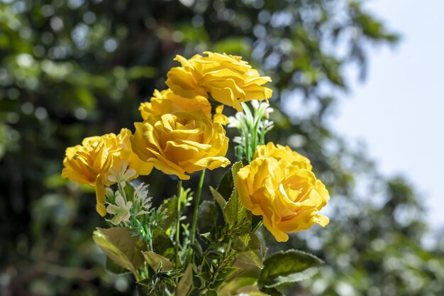 Selektywne ujęcie ostrości pięknego żółtego bukietu sztucznych kwiatów