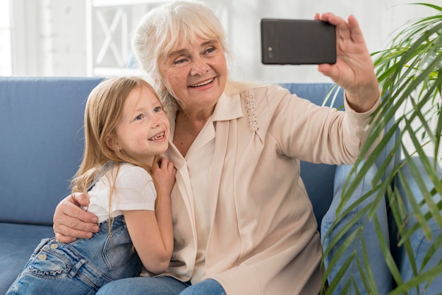 Bezpłatne zdjęcie selfie babcia i dziewczyna