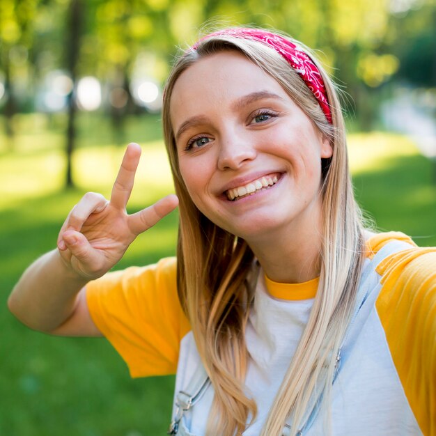 Bezpłatne zdjęcie selfie uśmiechniętej kobiety na zewnątrz w przyrodzie