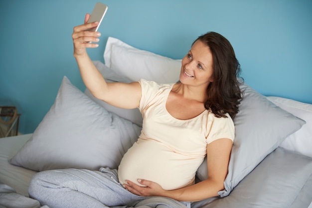 Selfie wykonane przez kobietę w ciąży