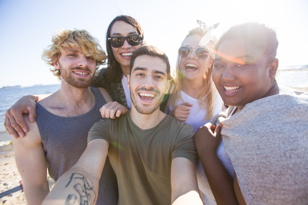 Bezpłatne zdjęcie selfie z przyjaciółmi