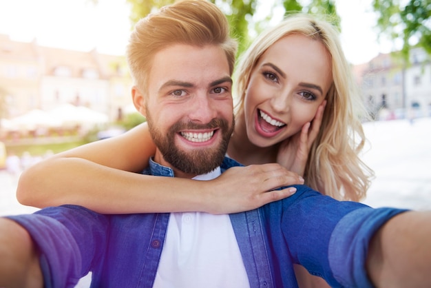 Bezpłatne zdjęcie selfie zrobione przez szczęśliwą młodą parę