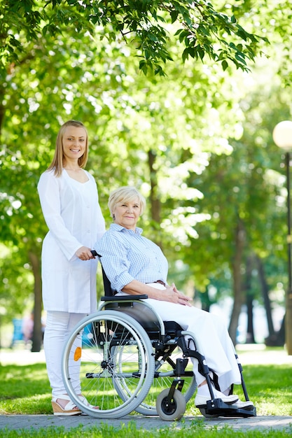 Senior kobieta z jej opiekuna na zewnątrz