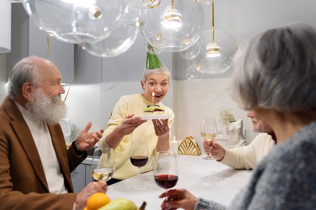 Bezpłatne zdjęcie seniorzy świętują razem