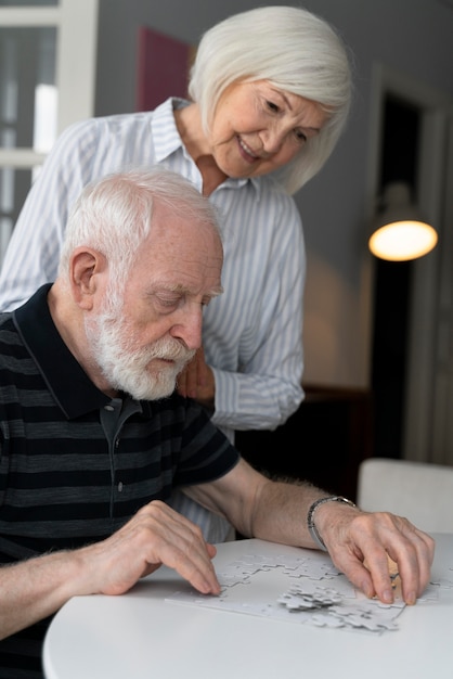 Bezpłatne zdjęcie seniorzy w obliczu choroby alzheimera