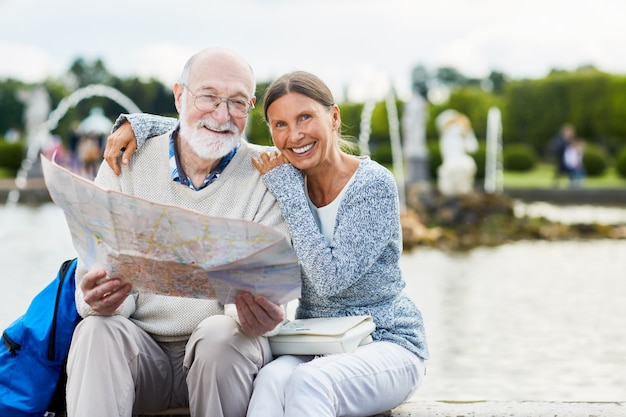 Bezpłatne zdjęcie seniorzy z mapą