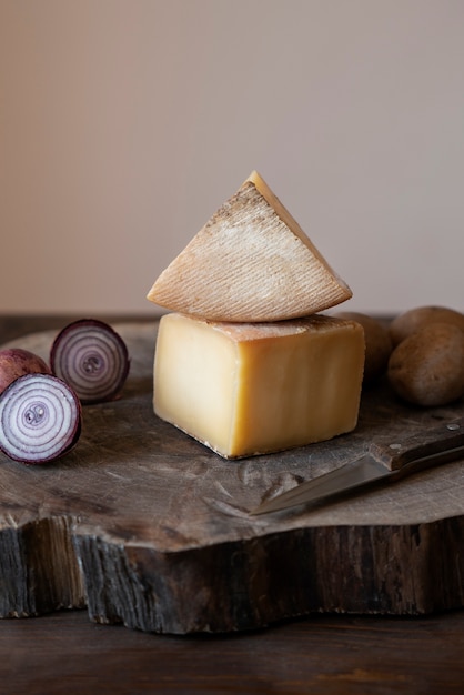 Bezpłatne zdjęcie ser i cebula na drewnianej desce