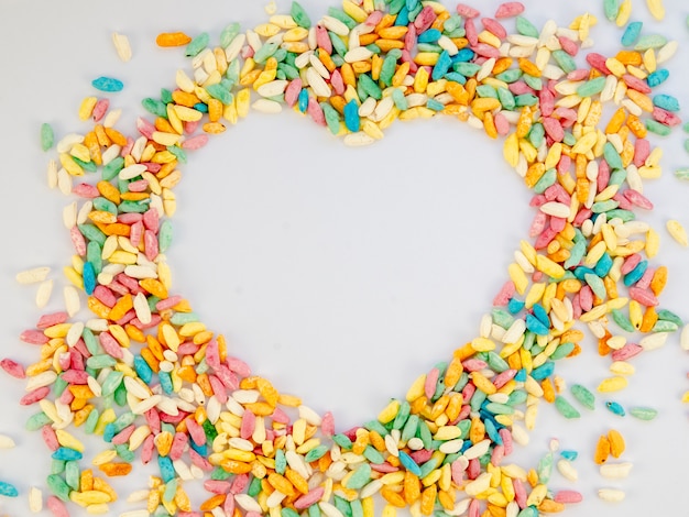 Bezpłatne zdjęcie serce kopia przestrzeń otoczona cukierkami