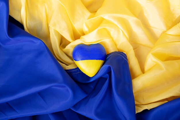 Serce z ukraińską flagą na ukraińskiej fladze