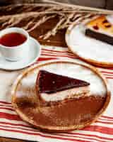 Bezpłatne zdjęcie sernik czekoladowy z widokiem na herbatę